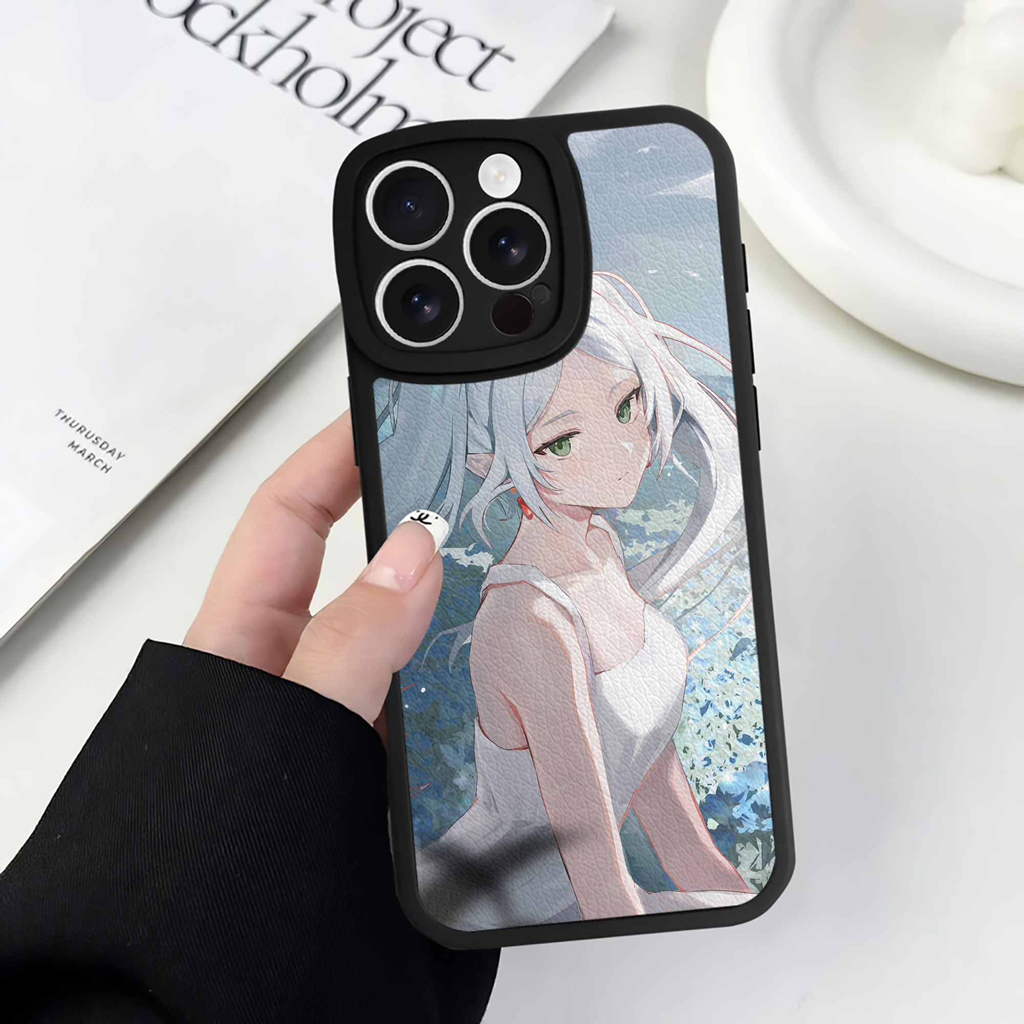 （画像用） 葬送のフリーレン Frieren 【iPhone 16シリーズ対応】シリコンスマホケース（レザー調） 材質：シリコン